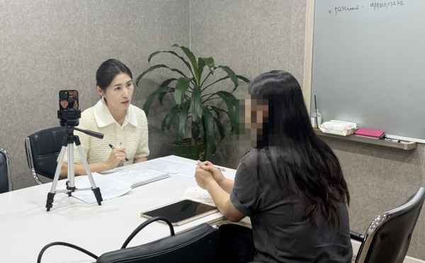 강남 에이플러스 스피치에서 1대 1로 서울대병원 간호사 면접 컨설팅을 받고 있는 장면