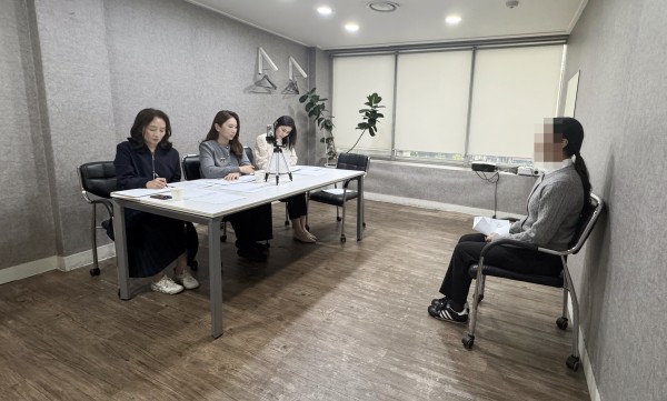 면접학원에서 1대1 피드백을 받는 학생